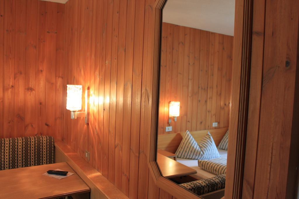 Albergo Alisander Corvara In Badia Phòng bức ảnh